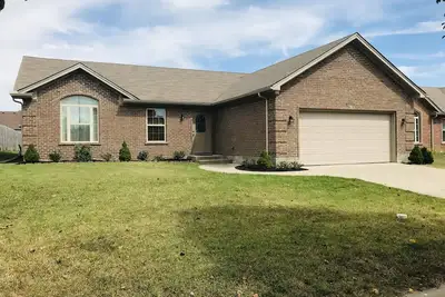 Image de Spacieux 3 Br Ranch House W / Patio Yard dans une banlieue calme