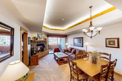Image de Top-floor condo overlooking Burgess Creek w/ a shared pool, hot tub, & gym