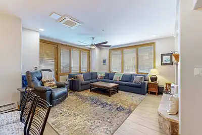 Image de Top floor condo near gondola & trails w/ restaurants, shops, & pools on site
