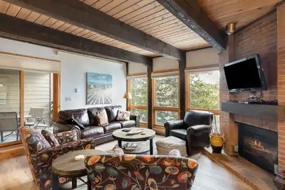 Image de Spotless Steamboat condo with pool, hot tubs & washer/dryer - next to ski lifts
