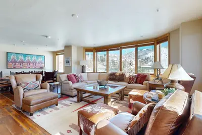 Image de Luxurious lodging within walking distance of slopes w/ shared pool/hot tub