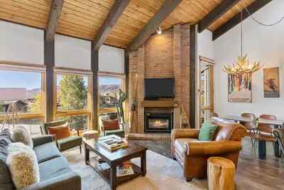 Image de Stylish Steamboat chalet near lifts with hot tubs, pool, shuttle & washer/dryer