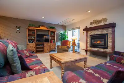 Image de Roomy condo with trails across the street, grills & covered parking