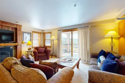 Image de Slope-side ski-in/out condo with beautiful views, balcony, & great location