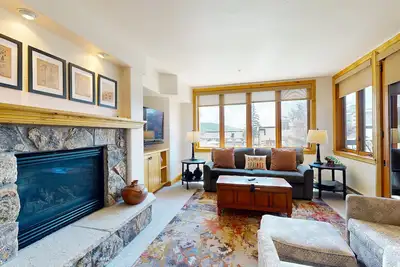 Image de Comfortable ski-in/out mountain escape next to gondola, pools & hiking