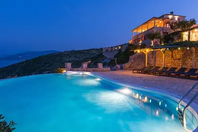 Image de Maison en pierre de luxe, vue imprenable sur la mer, piscine à débordement, jacuzzi et accès direct à la mer!