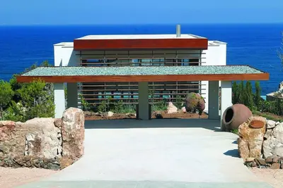 Image de Villa moderne de 4 chambres, piscine privée et vue spectaculaire sur la mer, accès direct à la plage!