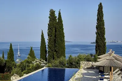 Image de Villa spacieuse, vue sur la mer, piscine à débordement, jacuzzi, salle de sport, hammam à 10 minutes à pied de la plage de Kommeno!
