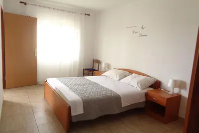 Image de Appartement d'une chambre avec la terrasse et la vue sur le mer Lopar, Rab (A-17103-c)