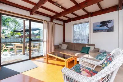 Image de Drift Away - This cute cottage is dog friendly and located in a quiet cul-de-sac. It is warm and sunny with relaxing views to the sunset and Brynderwyn hills. Handy to surf beach, estuary, golf course, shops, wineries and Mangawhai Activity Zone.