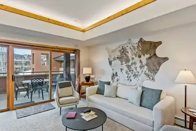 Image de Spacious, top-floor delight w/ a large deck, shared pool, pool spa, & gym