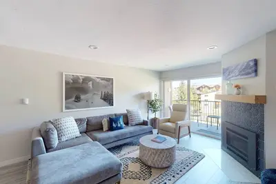 Image de Peaceful ski-in\/ski-out condo nestled next to the slopes w\/ balcony & gas grill