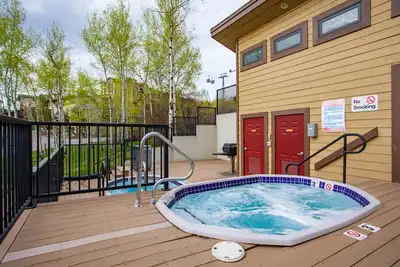 Image de Top-level condo close to summer fun with grills, hot tubs & parking