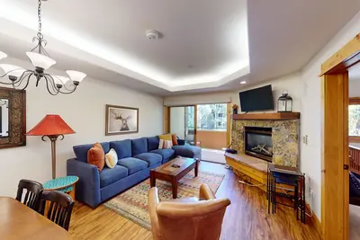 Image de Modern family getaway w/ a pool, pool spa, garage parking - walk to the gondola