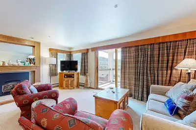 Image de Stylish condo with views of ski area & gondola - pool & restaurants on site