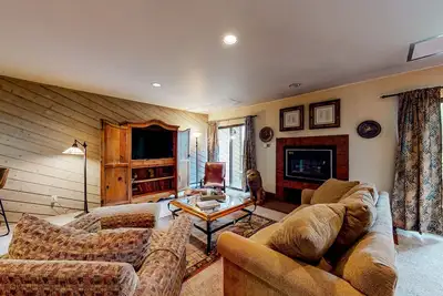 Image de Perfect mountain condo for a summer getaway with hot tubs & grills on-site