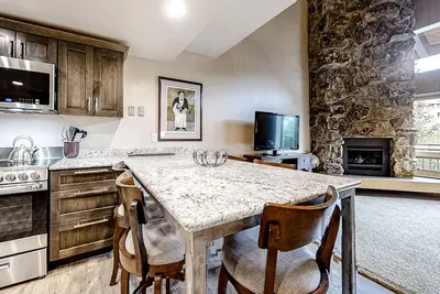 Image de Lofty Ski-In/Ski-Out Condo w/ Fireplace, Balcony & Shared Hot Tub/Grill/Laundry