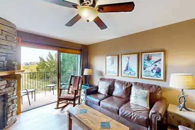 Image de Modern slope-side condo w/ beautiful sunset and valley views & shared hot tubs