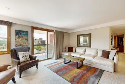 Image de Modern condo near slopes with amazing view, private balcony, & shared amenities