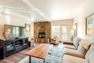 Image de Remodeled, Ski-In/Ski-Out Condo w/ Fireplace & Shared Hot Tub - Walk to Gondola