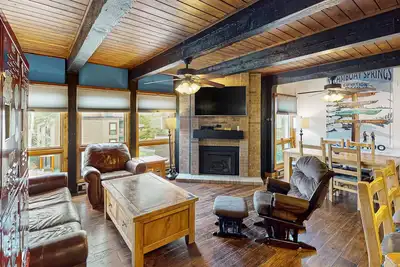 Image de Updated condo with pool, hot tubs & washer/dryer - steps from Steamboat lift
