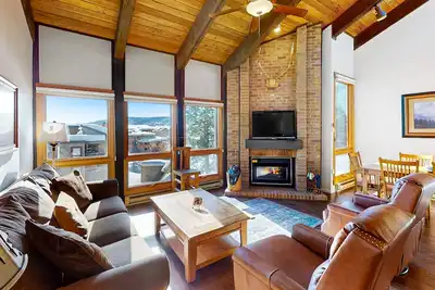 Image de Spacious condo with pool, hot tub & washer/dryer - next to Steamboat ski lifts