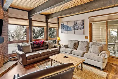 Image de Lovely mountain condo near ski lifts with hot tubs & pool