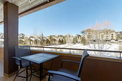 Image de Condo w/ creekside views, shared pool, & gym - just 200 yards to the gondola