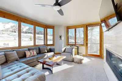 Image de Mountain dwelling with easy slope access, mountain view, pool, hot tub & balcony