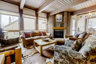Image de Steamboat corner condo steps from gondola with pool & hot tubs