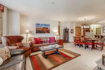 Image de Amazing slope-side condo w/ bunk room, shared pool, hot tubs, & gondola nearby
