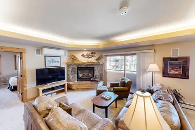 Image de Cozy corner condo with large deck & on-site pool - 200 yards to the base area