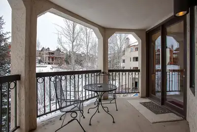 Image de Ideal home for family or couples w/ large pool & hot tub - slopes nearby