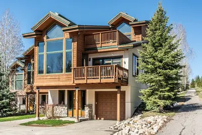 Image de 🌲 Evergreen Lane Townhome | Across The Street From Ski Resort | Luxe Bedding