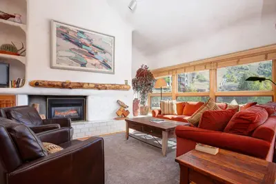 Image de Spacious, top-floor condo near ski area w/ mountain views plus shared hot tubs