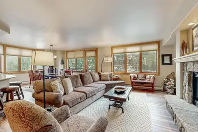 Image de Mountain retreat condo w/ indoor & outdoor hot tubs, pool, & seasonal shuttle