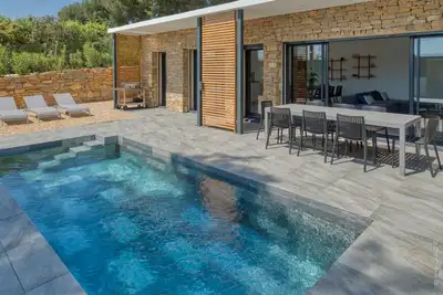 Image de Contemporary villa with heated swimming pool