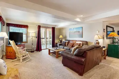 Image de Private corner condo with ski area views near the base, balcony, & pool