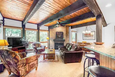 Image de Steamboat Springs suite next to hot tubs & pool