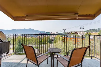 Image de Lofted family condo with ski-in/ski-out access, trails outside, & shared hot tub