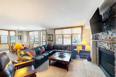 Image de Corner home w/ beautiful decor and spacious layout - near the slopes & trails
