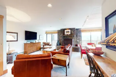 Image de Large split-level condo with valley & mountain views plus hot tubs