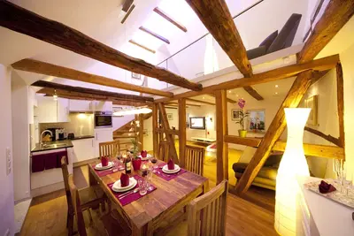 Image de Cozy vacation home with whirlpool tub and balcony