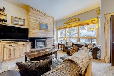 Image de Beautiful creekside condo with enormous, shared sundeck, hot tubs, & firepit
