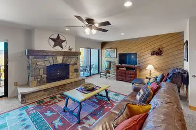 Image de Large, inviting home with fabulous valley views, hot tubs & grills