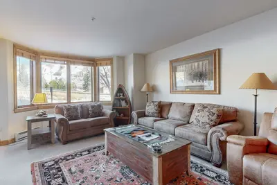 Image de Comfy ski-in/out retreat w/ ski area views & remodeled kitchen - lifts nearby