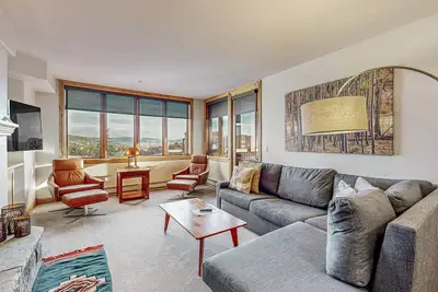 Image de Spacious getaway near the slopes w/ indoor & outdoor hot tubs & seasonal shuttle