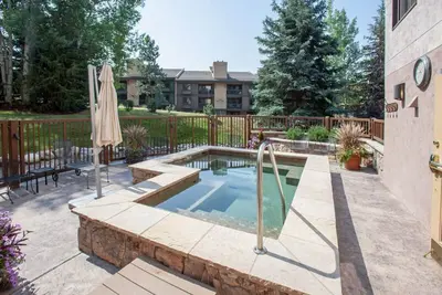 Image de Ski-In/Ski-Out Condo w/ Fireplace, WiFi & Shared Hot Tub - near Gondola, Trails