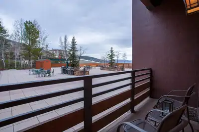 Image de Cozy condo across the street from summer trails, events, & activities