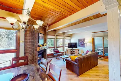 Image de Cozy Steamboat retreat near resort with pool, hot tubs, shuttle & washer/dryer
